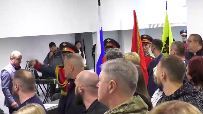 Передачу меча перемоги провели під урочистий марш почесної варти військової комендатури Запорізької області